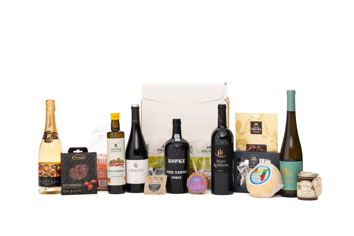 Celebre o Natal com os Cabazes para empresas , uma seleção de luxo de produtos portugueses. Inclui vinhos Crasto Superior, Quinta dos Aciprestes, QM Alvarinho, Espumante Raposeira e Vinho do Porto Kopke. Para os aperitivos, há Presunto Bísaro, Salsichão, Patê de Ovas e os queijos Fonte Mourisca e São Jorge. O cabaz conta ainda com Azeite Moura, Doce de Figo, Nozes, Uvas Passas e Bombons. Perfeito para uma festa completa.