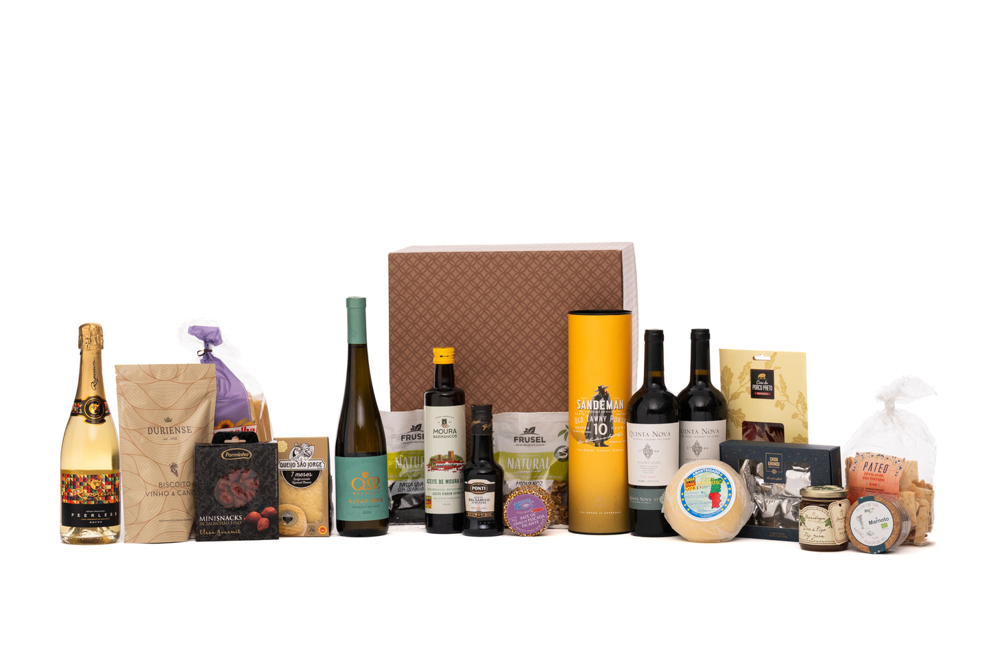 Celebre o Natal com o nosso Cabaz, uma seleção premium de produtos gourmet. Inclui vinhos Quinta Nova, QM Alvarinho, Espumante Raposeira e Porto Sandeman. Para petiscos, há Presunto, Salsichão, Queijos Fonte Mourisca e São Jorge, Patê e Azeite. A doçura fica por conta de Doce de Figo, Biscoitos de Vinho do Porto, Nozes, Uvas Passas e Bombons. Uma experiência completa e sofisticada para as suas festas.