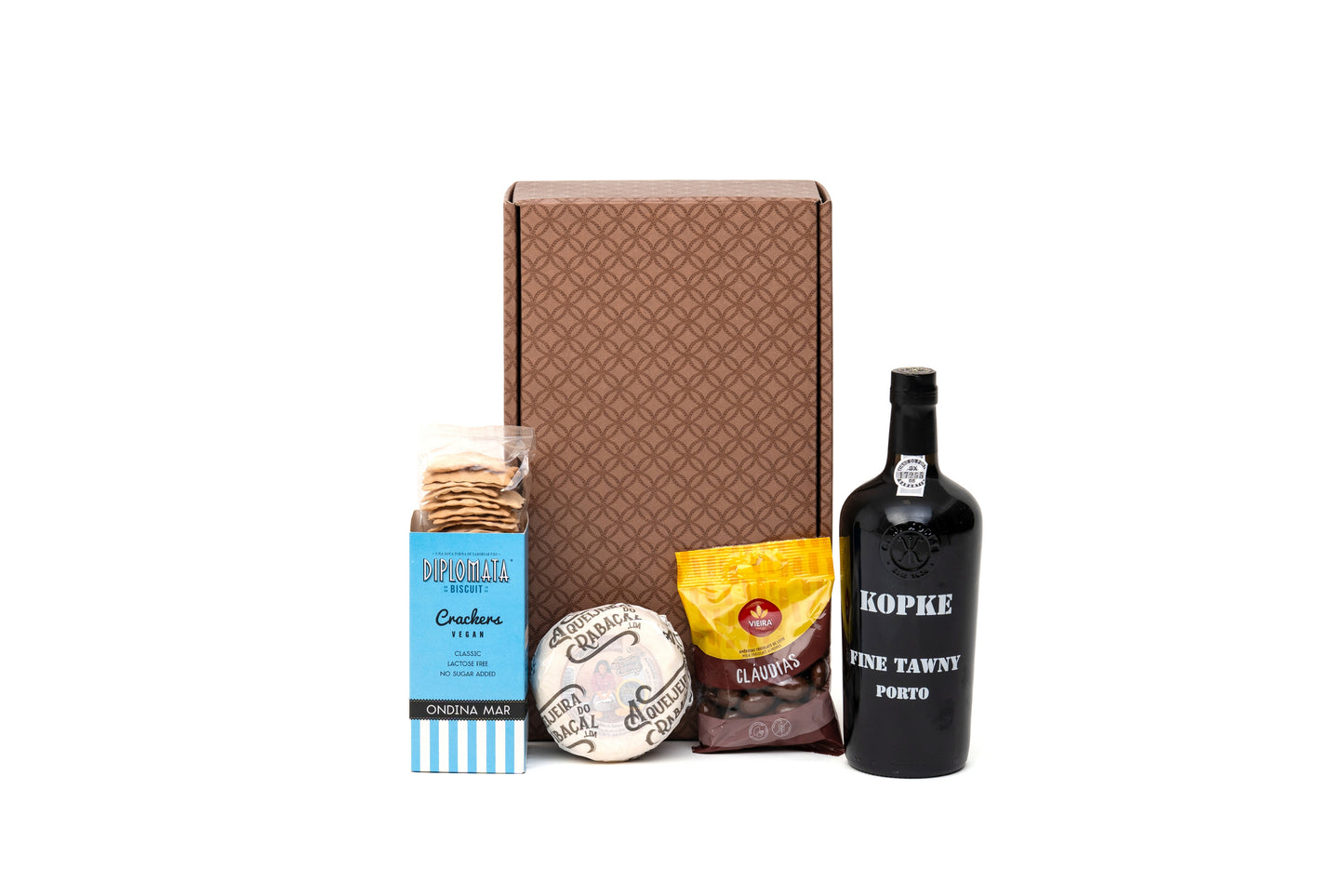 Celebre a Páscoa com este cabaz sofisticado que inclui Vinho do Porto Kopke Tawny, Amêndoas Cláudias Vieira de Castro, Queijo Curado A Queijeira e Diplomata Ondina Mar. Uma combinação perfeita de tradição e requinte.