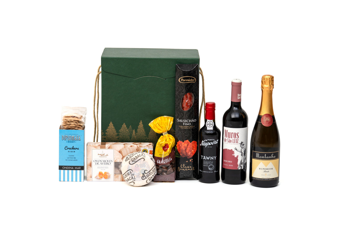 Celebre a Páscoa com este cabaz refinado que reúne sabores tradicionais e elegância. Inclui uma garrafa de Porto Niepoort Tawny, Espumante Montanha Superior Bruto, e o vinho tinto Muros São Luiz DOC Douro, perfeitos para acompanhar momentos especiais. Para petiscar, o cabaz traz Amêndoas Cláudias Vieira de Castro , Queijo Curado A Queijeira, Ovos Moles de Aveiro, o clássico Salsichão Fino e o Diplomata Ondina Mar.