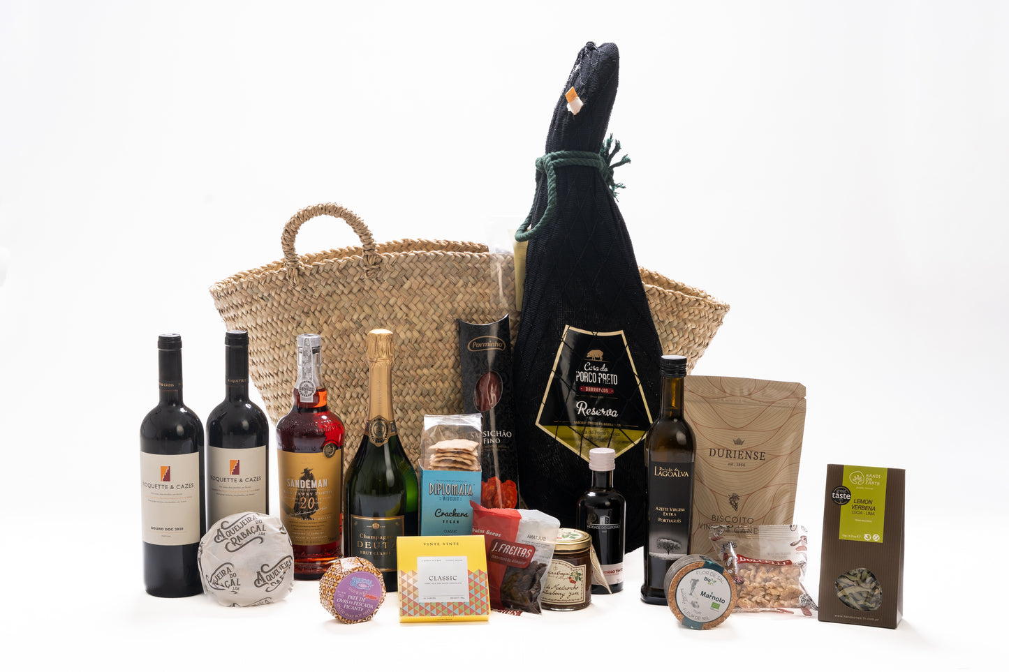 Este cabaz inclui o Vinho Tinto Roquette & Cazes, Porto Sandeman 20 anos e Champagne Deutz Brut, além de Salsichão Fino Porminho e Presunto Paleta Reserva Casa do Porco Preto (+/- 5kg). Também contém chocolates, Miolo de Noz, Sultanas, Patê de Ovas de Pescada, azeite, vinagre, queijo, flor de sal e doce de figo. Diplomata Cracker Ondina Mar, Biscoito Duriense de Vinho & Canela e Chá Bio Cidreira completam esta seleção ideal para celebrações.