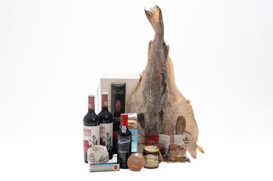 Este cabaz inclui o Vinho Tinto Muros São Luiz DOC Douro e o Vinho Porto Niepoort, além de produtos gourmet como salsichão, bombons, nozes, sultanas e patê de sardinha. Complementam o conjunto o queijo, doce de figo, crackers e bacalhau da noruega, tornando-o ideal para refeições festivas.