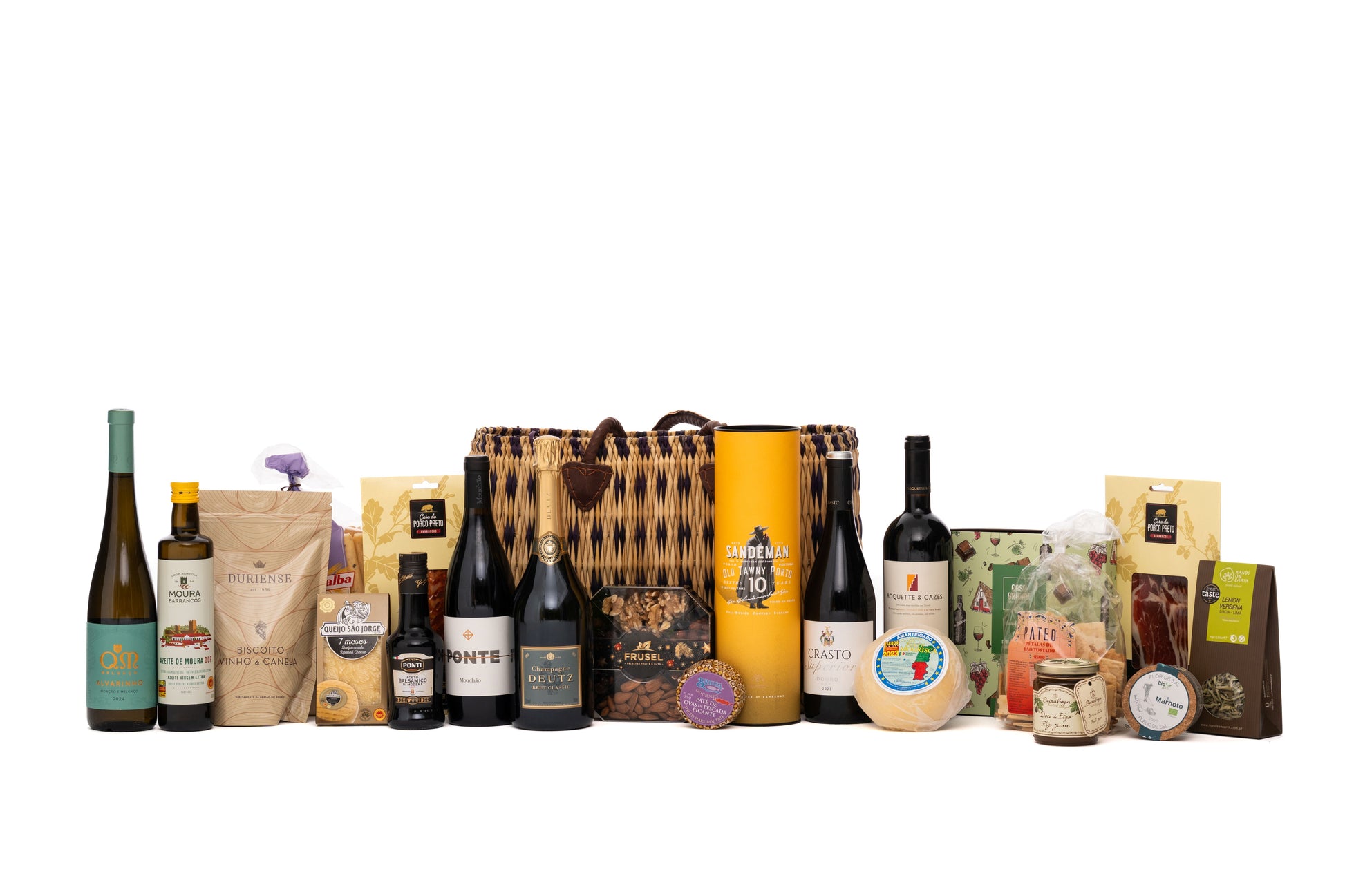 Um cabaz de Natal luxuoso com vinhos e champanhe de prestígio, como o Crasto Superior e o Deutz Brut. Inclui ainda Presunto de Porco Preto, Paio de Barrancos, dois tipos de queijo, e petiscos como Patê de Ovas e Crackers. Para a sobremesa, desfrute de Doce de Figo, Biscoitos de Vinho do Porto, Frutos Secos e Bombons de Chocolate Negro. Uma experiência gastronómica completa e sofisticada.