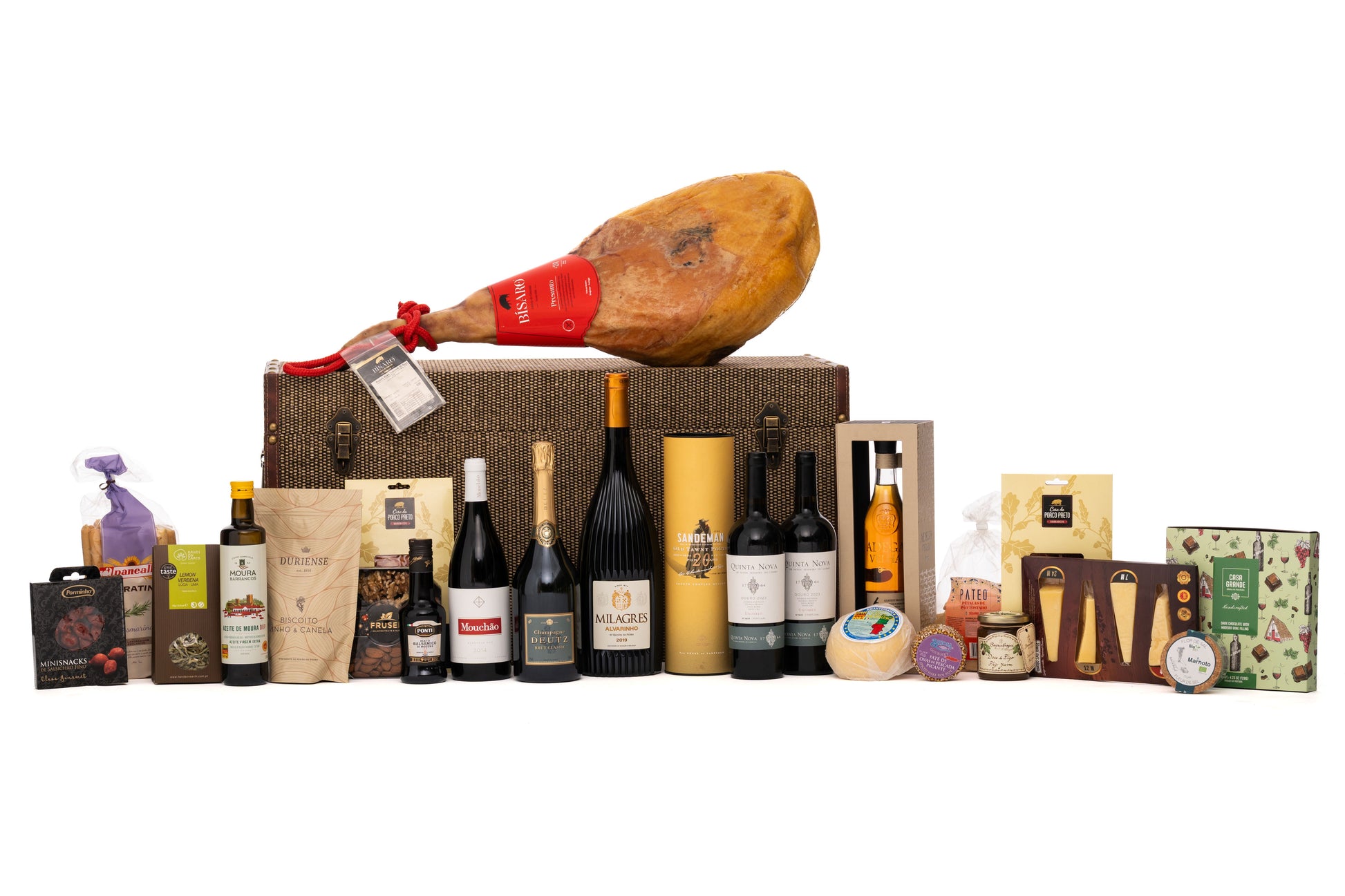 Um Cabaz de Natal com uma seleção requintada de vinhos de excelência, champagne, Porto, aguardente e iguarias tradicionais portuguesas. Destaca-se o presunto  reserva, queijos de prestígio, charcutaria fina, doces artesanais e produtos gourmet que celebram a autenticidade e sofisticação do Natal.
